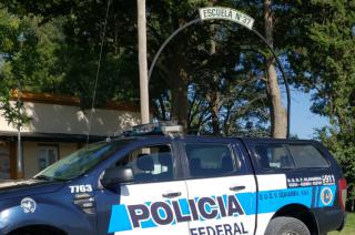 La Policiacutea Federal realizoacute tareas de mantenimiento en la Escuela Primaria Ndeg 37