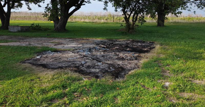 Indignacioacuten en El Laguito- prendieron fuego los bantildeos y varios aacuterboles