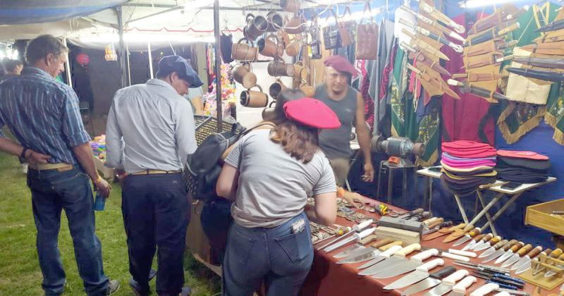 Las artesanías cuchillos y trabajos en cuero fueron de los m�s vistos en los stands