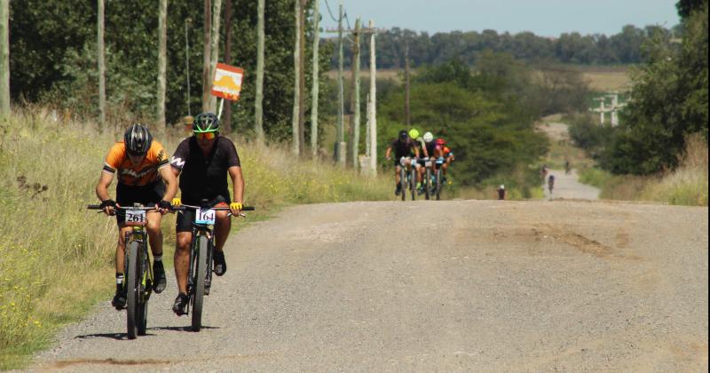 Giuliano y Ballarini los mejores en la MTB Kintildeewn