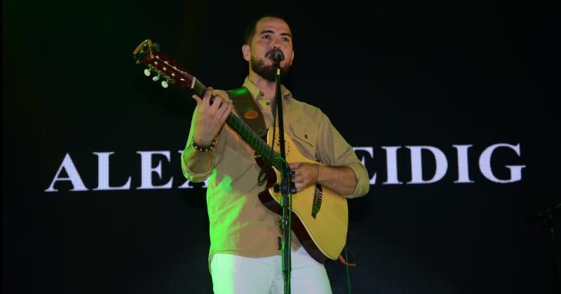 Gran marco de puacuteblico en el segundo diacutea del Festival de Doma y Folclore