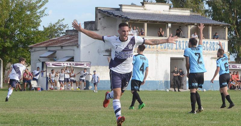 Emanuel De Cort�zar festeja su primer gol Sierra Chica venció a Loma Negra