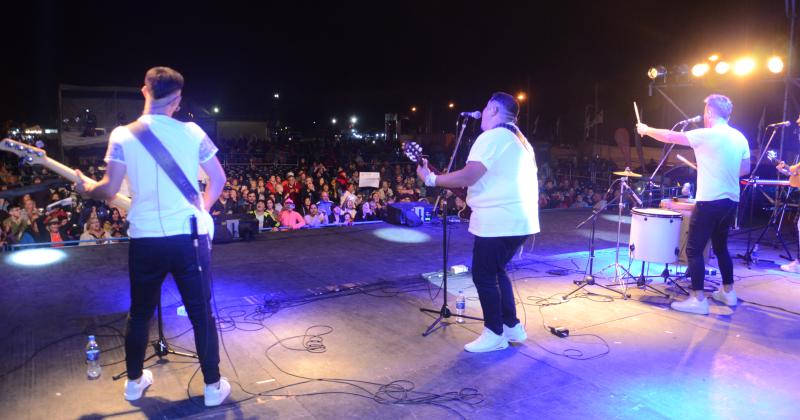 Gran marco de puacuteblico en el segundo diacutea del Festival de Doma y Folclore