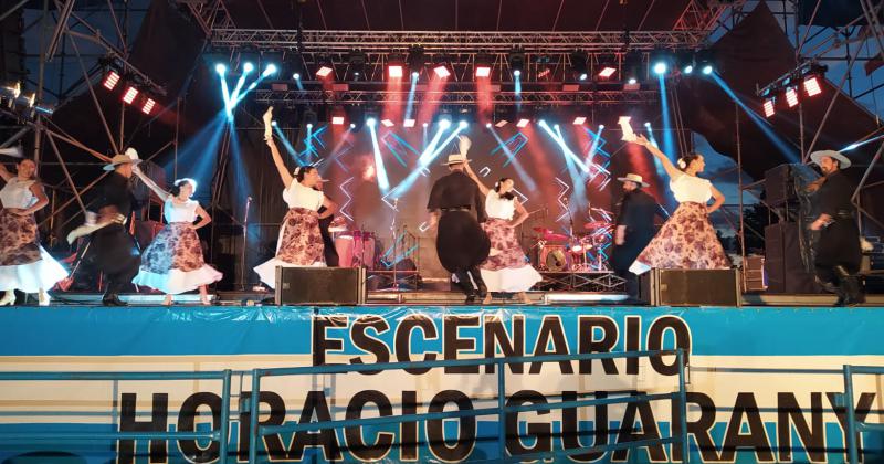 Gran marco de puacuteblico en el segundo diacutea del Festival de Doma y Folclore