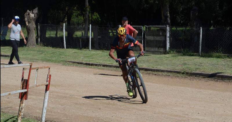 Giuliano y Ballarini los mejores en la MTB Kintildeewn