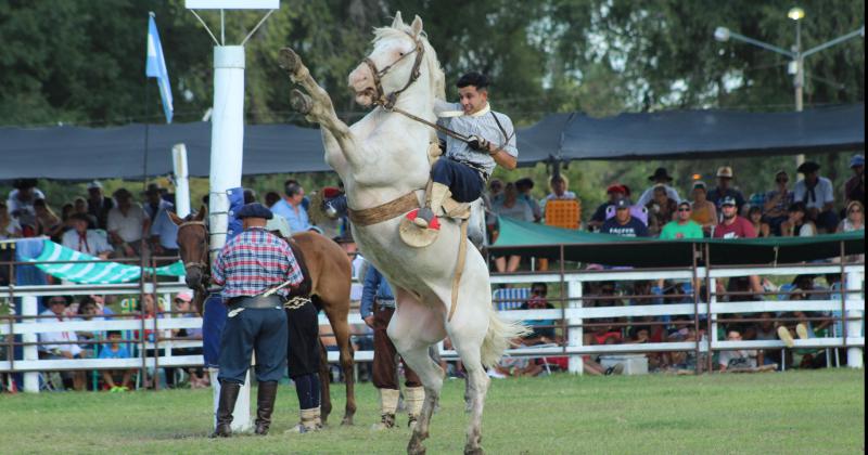 Gran marco de puacuteblico en el segundo diacutea del Festival de Doma y Folclore