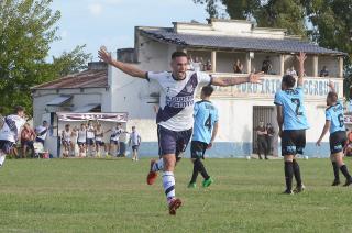 Emanuel De Cort�zar festeja su primer gol Sierra Chica venció a Loma Negra