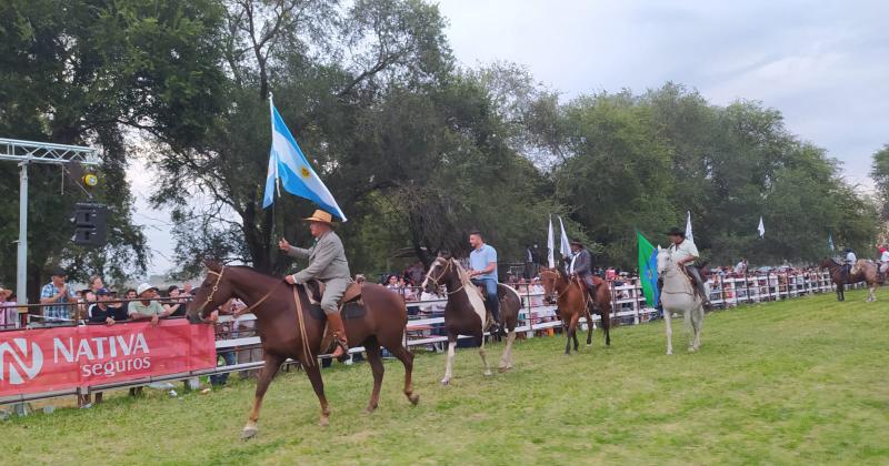 Luciano Pereyra hizo vibrar el Festival a pesar de la lluvia