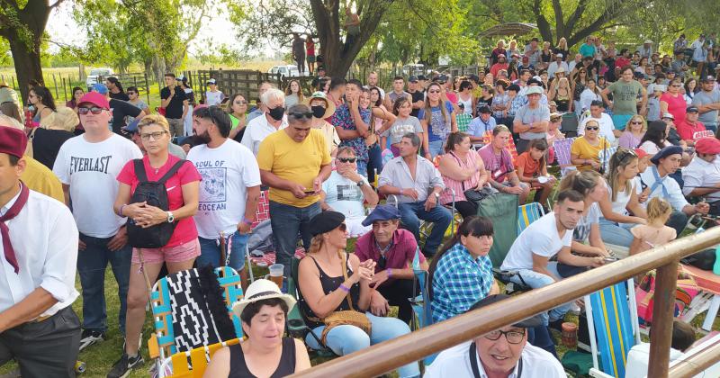 Luciano Pereyra hizo vibrar el Festival a pesar de la lluvia