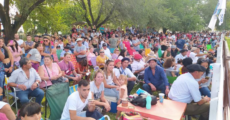 Luciano Pereyra hizo vibrar el Festival a pesar de la lluvia