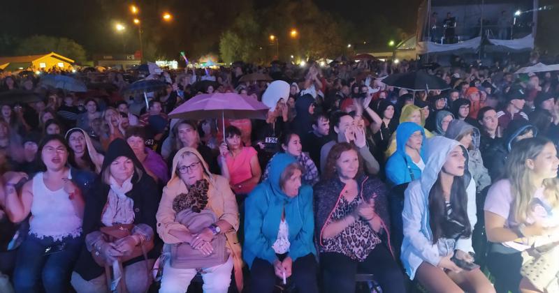 Luciano Pereyra hizo vibrar el Festival a pesar de la lluvia