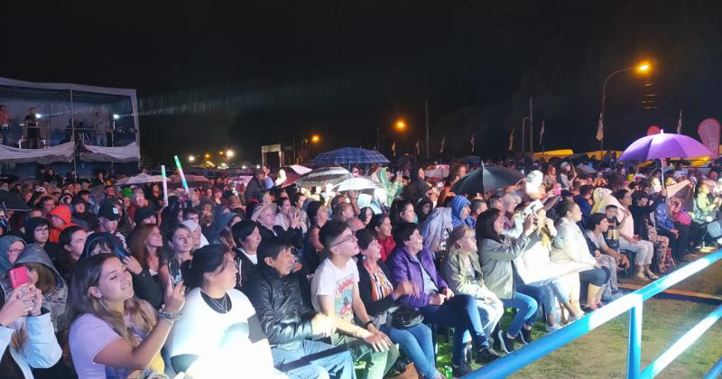 Luciano Pereyra hizo vibrar el Festival a pesar de la lluvia