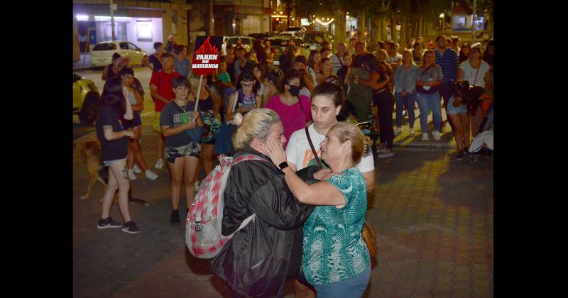 Desgarrador el llanto de la madre de la joven asesinado en Olavarría en un contexto de violencia de género