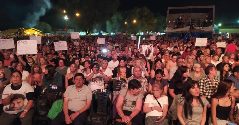 Luciano Pereyra hizo vibrar el Festival a pesar de la lluvia