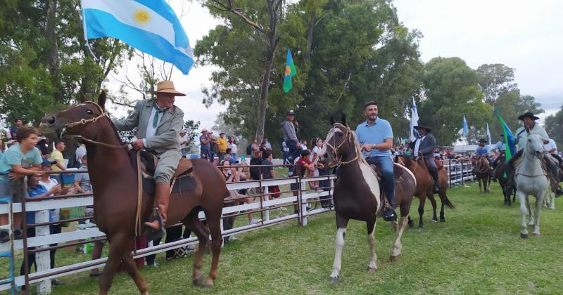 Luciano Pereyra hizo vibrar el Festival a pesar de la lluvia