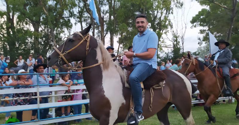 Luciano Pereyra hizo vibrar el Festival a pesar de la lluvia