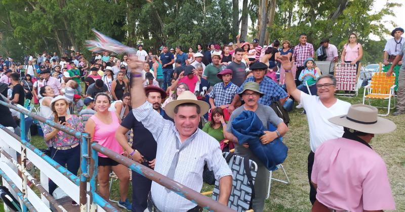 Luciano Pereyra hizo vibrar el Festival a pesar de la lluvia