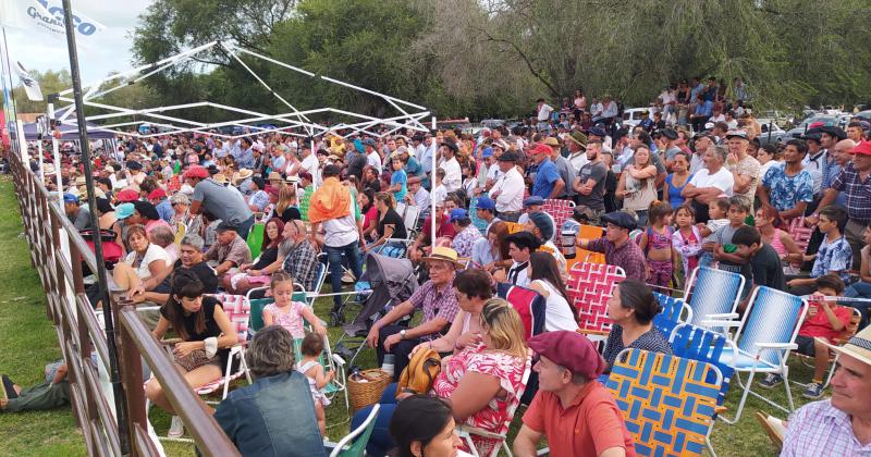 Luciano Pereyra hizo vibrar el Festival a pesar de la lluvia