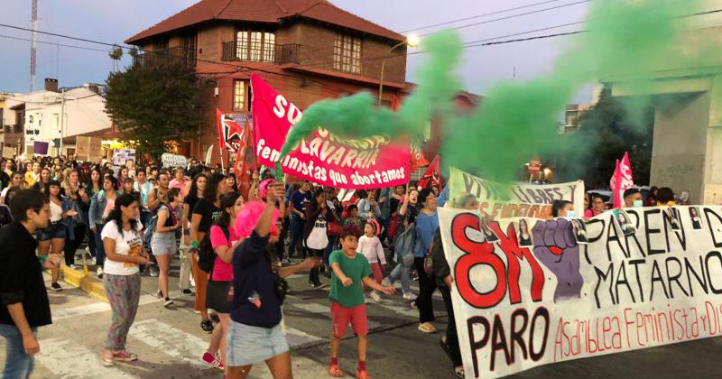 Marcha histoacuterica en el marco del 8M en Olavarriacutea al grito del Ni una menos