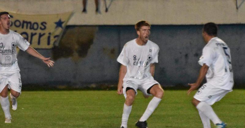 Santiago Izaguirre festeja su gol en el final