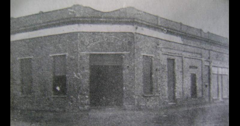  Fotografía de 1947- la primera sede del Club Social y Deportivo El Fortín en la esquina de Carlos Evaristo Uriburu (la actual Necochea) y Saavedra Era un inmueble de ladrillo a la vista construcción típica de esa época