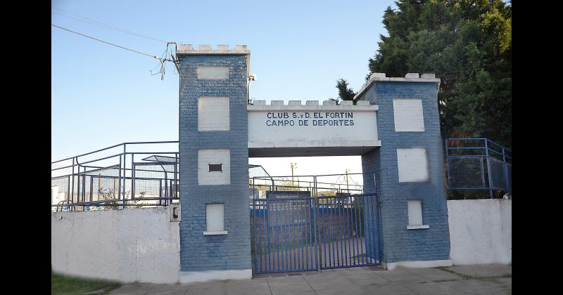 El actual ingreso a la pileta de El Fortín Antes también fue la portada para el estadio de fútbol