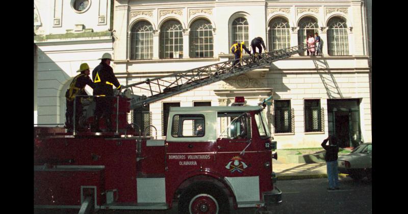 A mediados de la década de 1990 los Bomberos Voluntarios de Olavarría realizaban un simulacro de evacuación en el Colegio Monseñor César C�neva