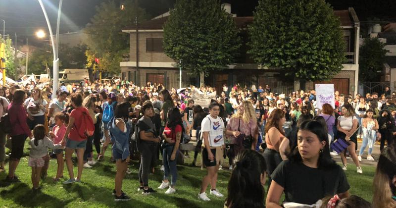 Marcha histoacuterica en el marco del 8M en Olavarriacutea al grito del Ni una menos