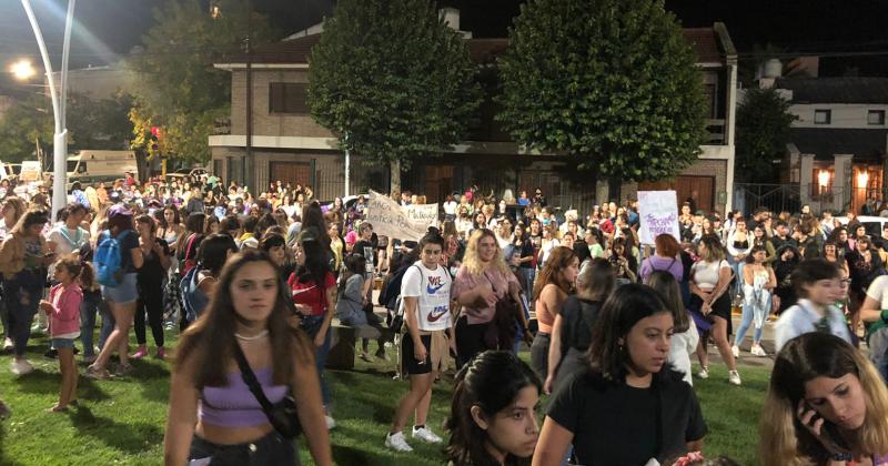 Marcha histoacuterica en el marco del 8M en Olavarriacutea al grito del Ni una menos