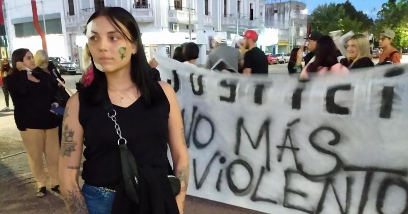 Marcha histoacuterica en el marco del 8M en Olavarriacutea al grito del Ni una menos