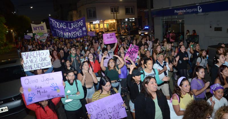 Marcha histoacuterica en el marco del 8M en Olavarriacutea al grito del Ni una menos