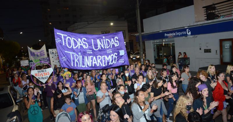 Marcha histoacuterica en el marco del 8M en Olavarriacutea al grito del Ni una menos