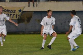 Santiago Izaguirre festeja su gol en el final