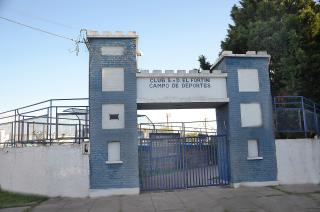 El actual ingreso a la pileta de El Fortín Antes también fue la portada para el estadio de fútbol