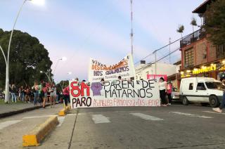 Marcha histoacuterica en el marco del 8M en Olavarriacutea al grito del Ni una menos