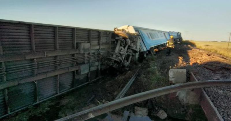 Tren descarrilado- dos gruacuteas continuacutean los trabajos en Pourtaleacute 