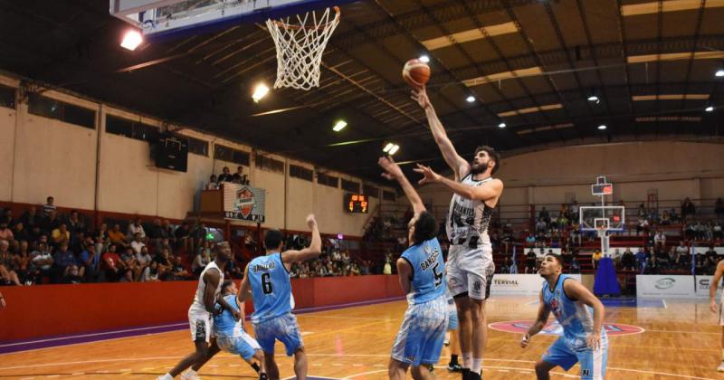 El equipo Bataraz no pudo ante Z�rate Basket en el gimnasio Carlos Vasino