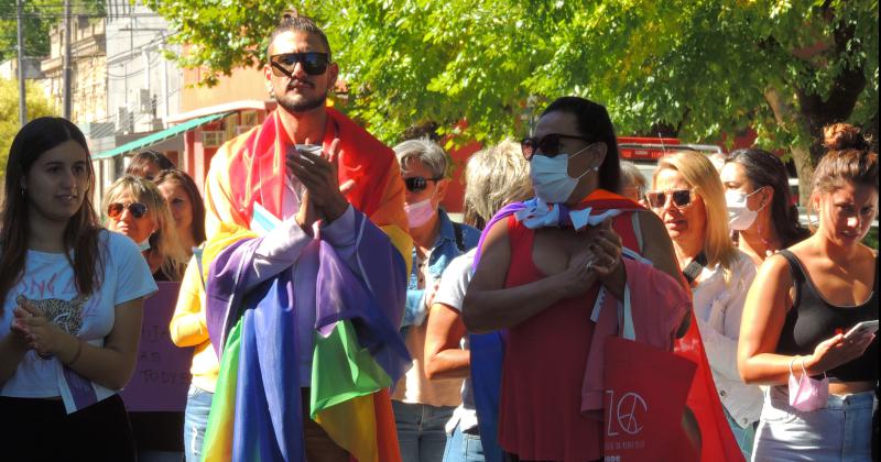 Ariel López tramita el primer DNI no binario en General La Madrid