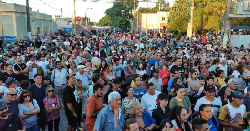 La Kreppelfest en Colonia Hinojo una explosioacuten de puacuteblico muacutesica y color