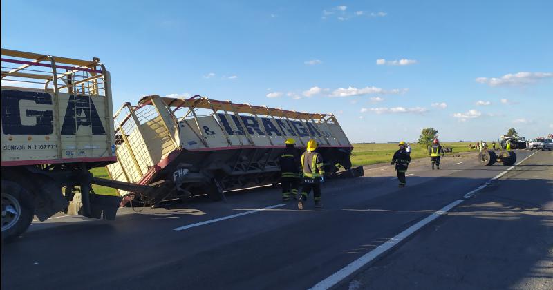 Dos funcionarios municipales resultaron ilesos tras un violento choque en Ruta 3