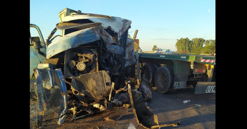 Dos funcionarios municipales resultaron ilesos tras un violento choque en Ruta 3