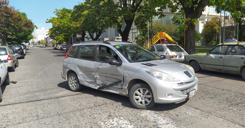 Una nintildea resultoacute herida tras un fuerte choque en Coloacuten y Rivadavia