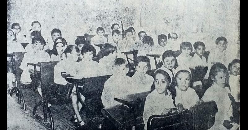 El salón de primer grado de la Escuela Nº 32 del barrio Luj�n en el inicio de clases de 1972