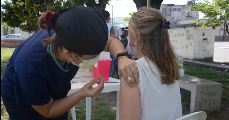 iquestQueacute grupos comienzan a recibir la cuarta aplicacioacuten de vacunas contra el coronavirus