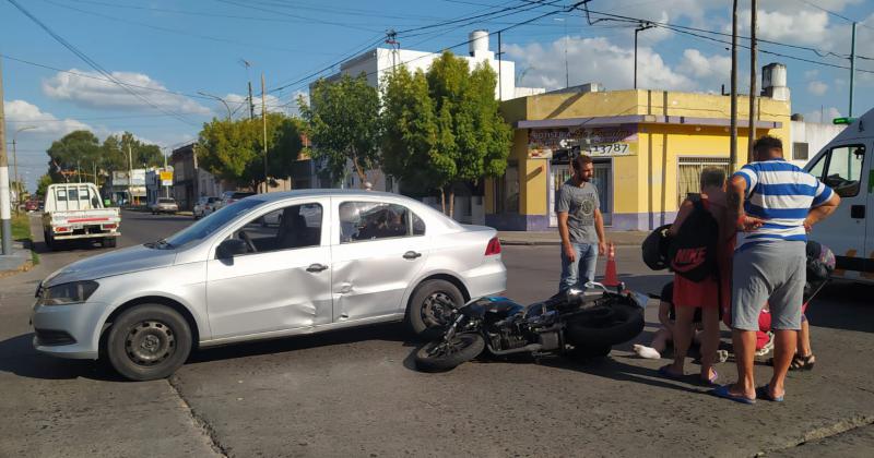 Un joven herido tras impactar con un auto y una moto