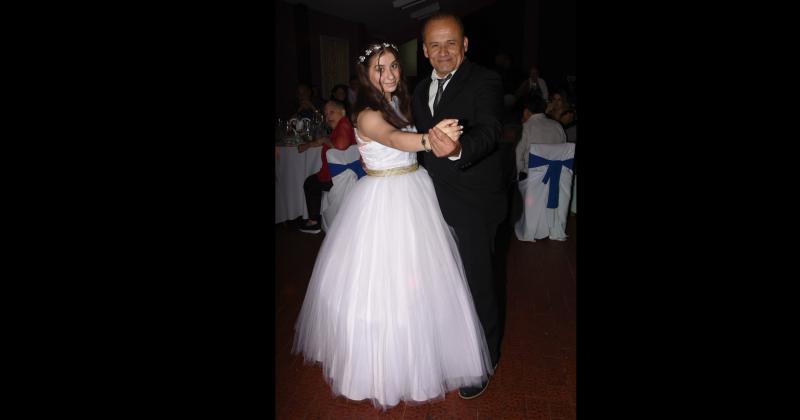 Evelyn junto a su pap la noche de sus 15 años en el salón de la Sociedad Rural de Olavarría (Miriam Castellano Fotografía)