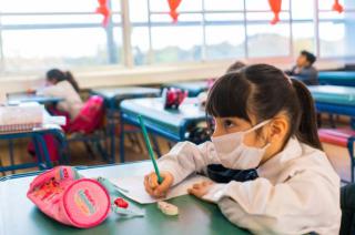 Si no suben los casos podremos sacar los barbijos de las aulas