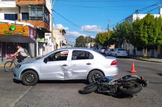 Un joven herido tras impactar con un auto y una moto