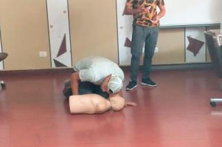  la segunda parte del curso se focalizó en la pr�ctica y las técnicas de Reanimación Cardio Pulmonar y operación del Desfibrilador Externo Autom�tico a través de la utilización de maniquíes y material audiovisual