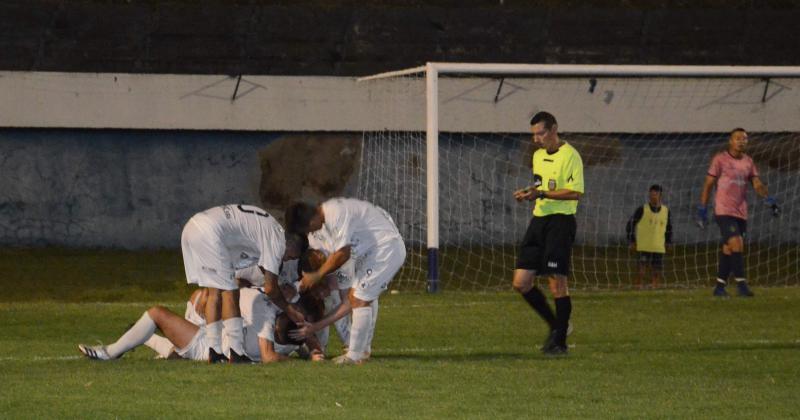  El festejo de Racing tras el empate de Cañete